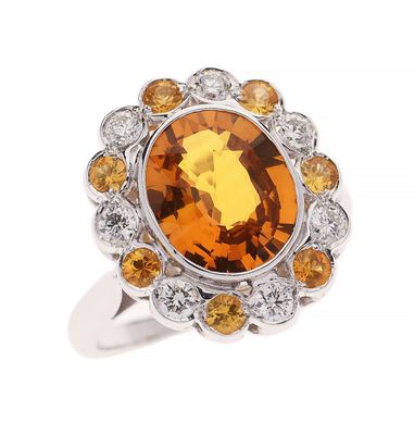 une image représentant une bague ornée d'une grosse citrine entourée de diamants orange et blancs