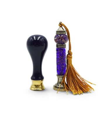 paire de flacons de parfum en verre violet et noir ornés d'un pompon