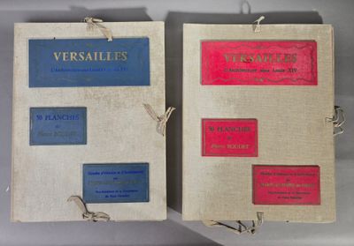 deux livres portant des étiquettes rouges et bleues, posés l'un à côté de l'autre