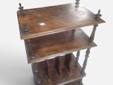 une étagère en bois surmontée de trois tablettes