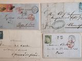 Plusieurs vieilles cartes postales sont accrochées au mur d'une pièce