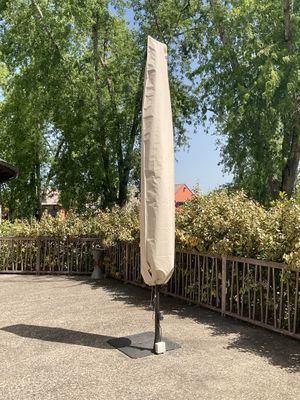 un parapluie posé au milieu d'un parking
