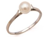 une image représentant une bague sertie d'une perle, sur fond blanc