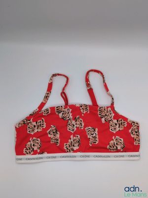 un gros plan sur un haut de soutien-gorge rouge orné d'un imprimé tigre