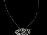 gros plan d'un collier sur fond noir