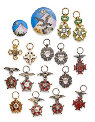 un assortiment de médailles et des médailles sont exposées sur une surface blanche