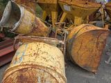 un tas de vieilles machines rouillées posées par terre