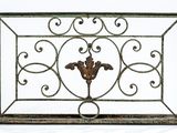 un vieux pare-feu en fer forgé orné d'un motif décoratif