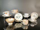 de nombreuses tasses et soucoupes posées sur une table