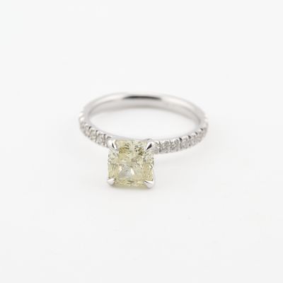 Vue d'une bague de fiançailles récente sertie d'un diamant jaune taille « coussin »