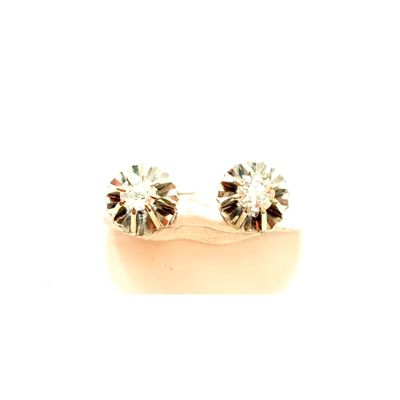 deux boucles d'oreilles en diamant sur fond blanc