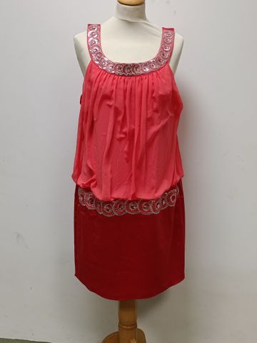 ASHLEY BROOKE. Robe en satin à décor de sequins. Taille 44