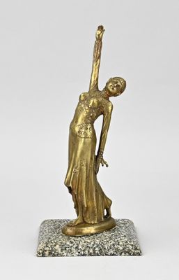 statue en bronze représentant une femme tenant une raquette de tennis, posée sur un socle en marbre