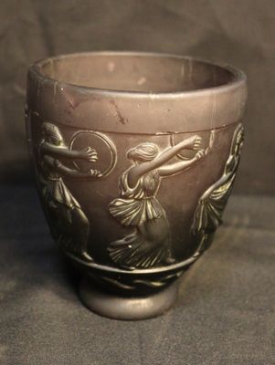 une coupe en argent ornée d'un motif, posée sur une table