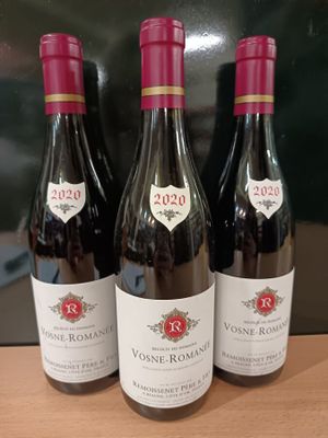 trois bouteilles de vin posées les unes à côté des autres sur un comptoir
