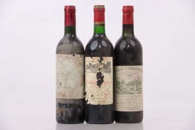 trois bouteilles de vin sont posées côte à côte sur une surface blanche