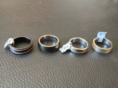 trois bagues différentes sont posées sur une surface en cuir