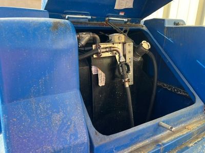une image représentant une poubelle bleue dans laquelle se trouve un tuyau