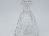 une bouteille en verre transparent munie d'un bouchon