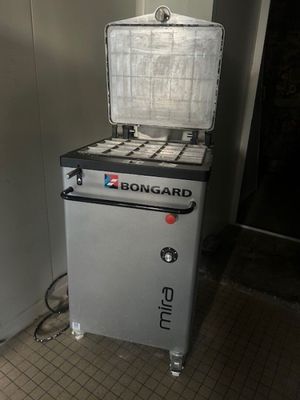une petite machine qui se trouve dans le coin d'une pièce