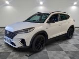un 4x4 blanc garé dans une pièce au sol en damier