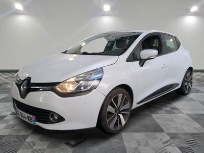 la voiture blanche est garée sur un carrelage à carreaux