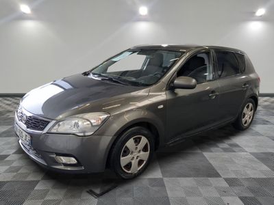 la photo d'une voiture grise garée dans un garage