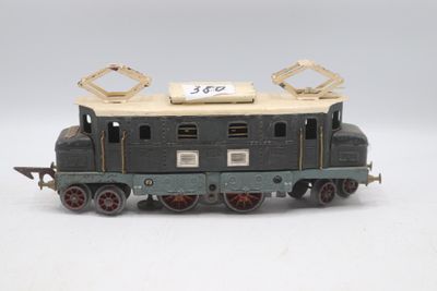 un petit train posé sur une surface blanche