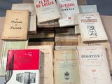 plusieurs livres sont empilés sur une table