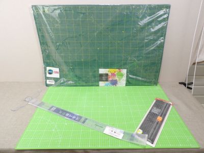 un tapis de découpe vert sur lequel est imprimée une règle