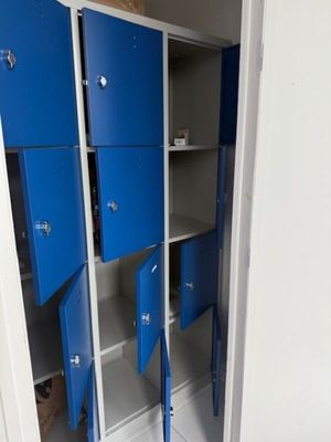 des casiers bleus dans un coin d'une pièce blanche