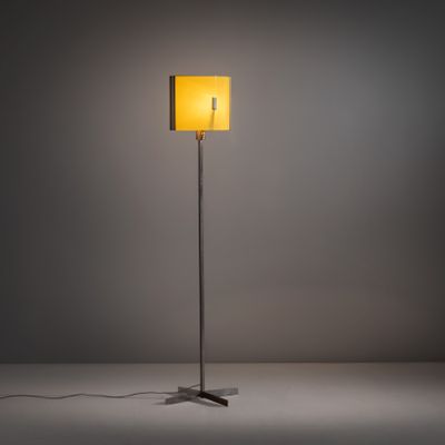 le lampadaire avec un abat-jour jaune sur fond gris