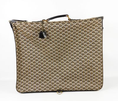 un sac Goyard marron et noir sur fond blanc