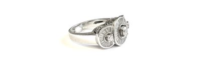 bague en argent ornée d'un motif de chouette au centre de la face