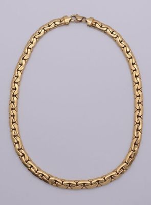 un collier à chaîne en or avec un maillon