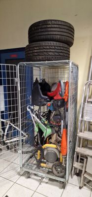 une cage métallique remplie de différents types de pneus