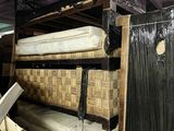 de nombreux matelas empilés les uns sur les autres dans une pièce