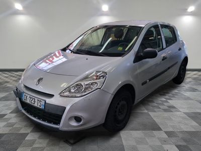 la photo d'une voiture argentée garée dans un garage