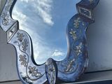 un miroir posé sur le rebord d'une fenêtre, avec le ciel en arrière-plan