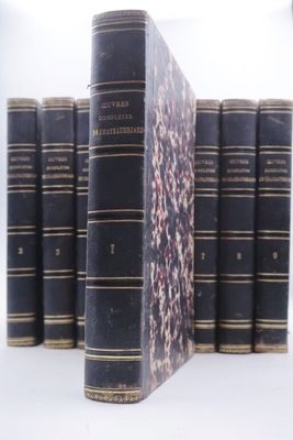 beaucoup de livres alignés sur une table