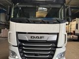 une photo d'un camion blanc garé dans un garage