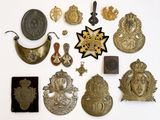 plusieurs types de badges sur une surface blanche