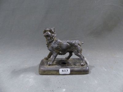 une statue représentant un chien debout sur un socle