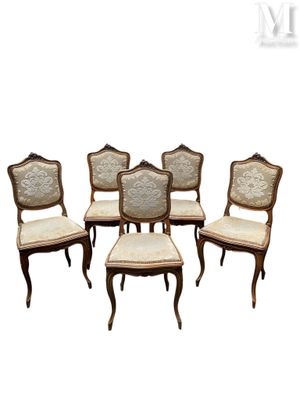 Suite de cinq chaises en bois naturel mouluré et sculpté d'a…