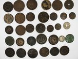 plusieurs types de pièces de monnaie sont disposés sur une surface blanche