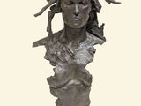 statue d'une femme avec des dreadlocks sur la tête
