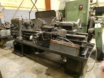 une machine qui se trouve à l'intérieur d'un bâtiment