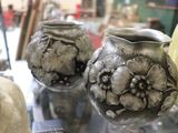 trois vases posés sur une table en verre