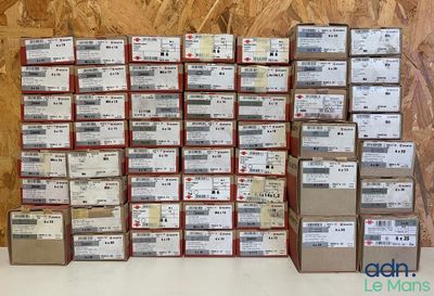 un grand nombre de boîtes empilées les unes sur les autres