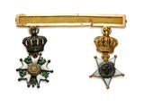 deux médailles et une barrette surmontée d'une couronne